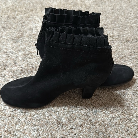 NWOB Aerosoles Black Suede Ankle Boots With Ruffle Detail - Picture 2 of 7
